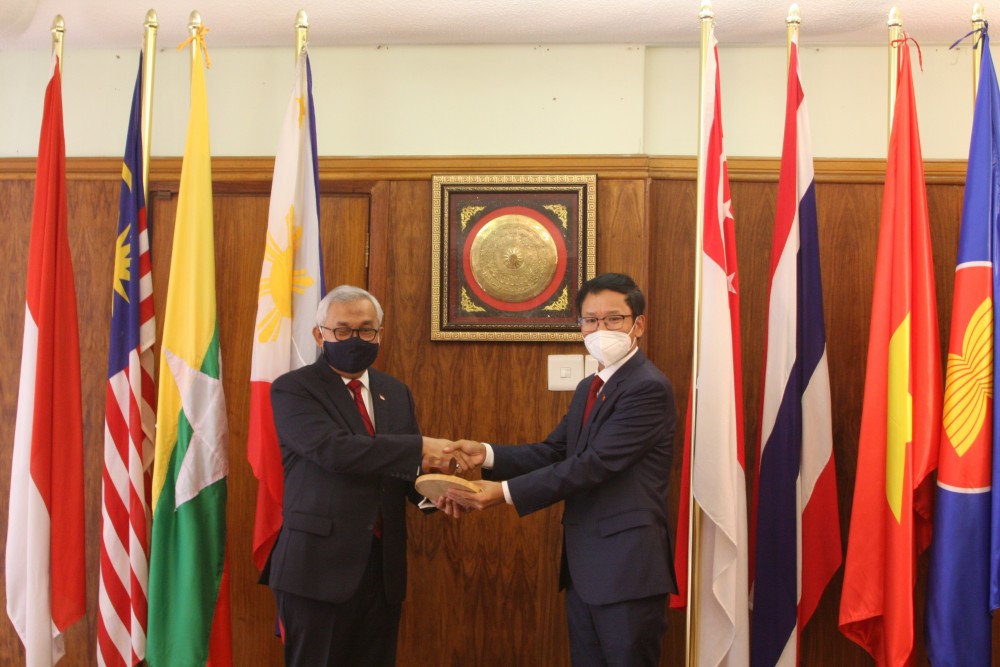 Vietnamese Embassy in South Africa presents APC Chair to Indonesia